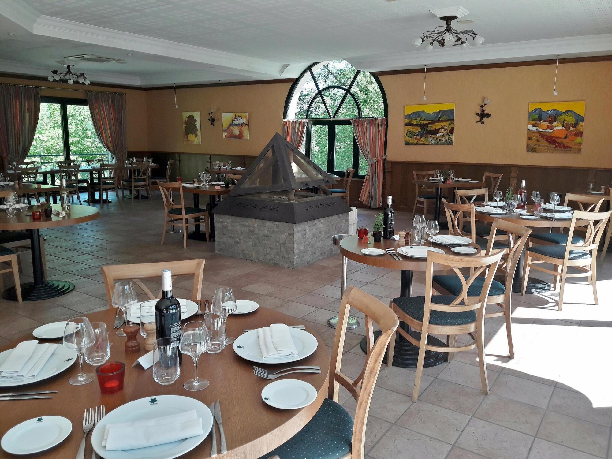 Logis Hotel - Restaurant Le Tulipier Vienne-le-Château Zewnętrze zdjęcie